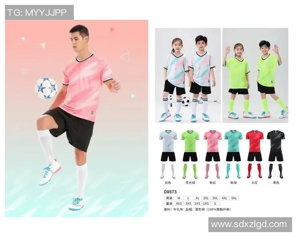 足球明星秋衣搭配女生时尚穿搭图片分享展现青春活力与运动魅力